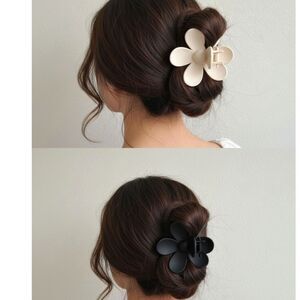 NEW Black & White Flower  Hair Claws Clips NWOT 2 CT